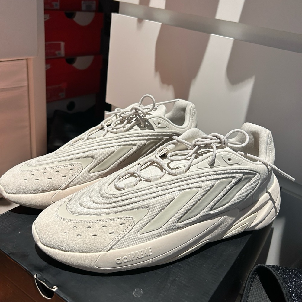 Adidas Adi Ozelia size 12.